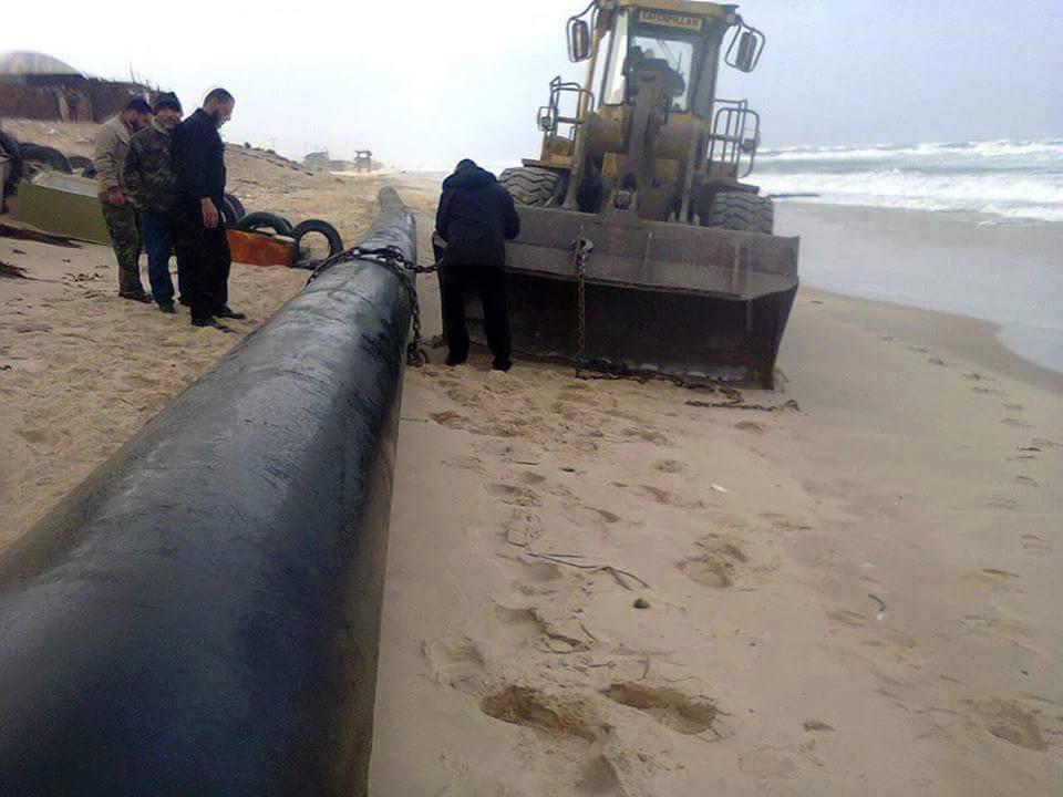 بالصور.. بحرية غزة تعثر على أنابيب للجيش المصري تُستخدم لإغراق الحدود