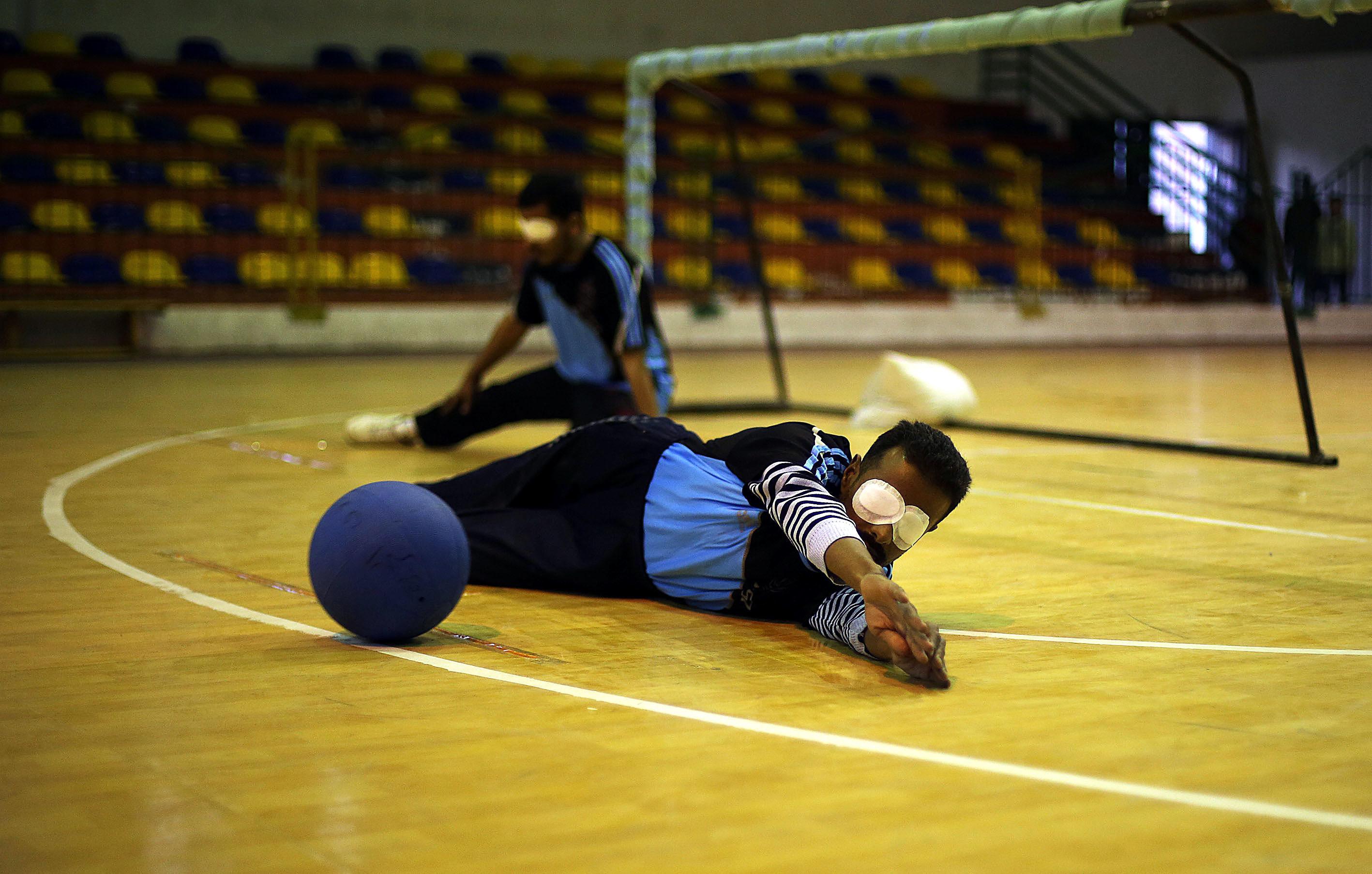 “تويتر” يسخر من فضيحة “كرة الجرس”: منتخب النشالين