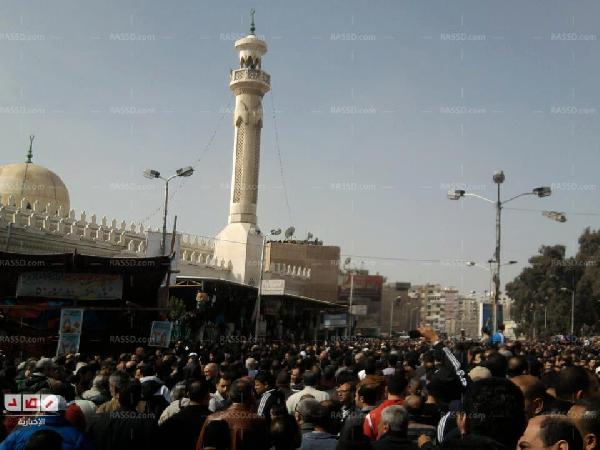 الآلاف يشيعون ضحايا بورسعيد .. وقوات الأمن تلقي قنابل الغاز عشوائيا