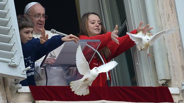 بالصور .. موقف محرج لبابا الفاتيكان أمام الملايين من أتباعه