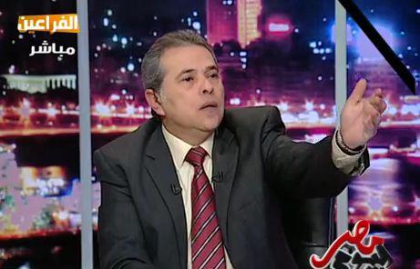 بالفيديو| مساعد عكاشة يدخل عليه على الهواء وهو يأكل” كشري”