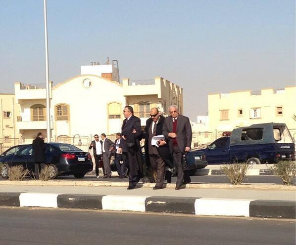 وصول هئية الدفاع عن الرئيس مرسى لمقر المحاكمة