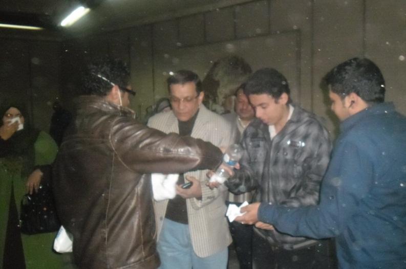 أطباء “التحرير” يسعفون الركاب بمحطة “السادات”