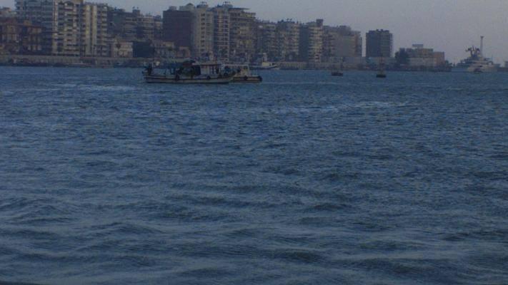 تعطل إحدى المعديات بقناة السويس بسبب مركب صيد