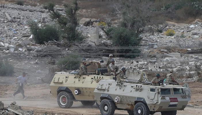 مقتل ضابط ومجند بشمال سيناء في تفجير آلية و”تنظيم الدولة” يتبنى الحادث