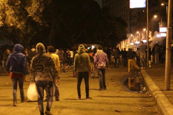 كر وفر بين المتظاهرين وقوات الأمن بشارع قصر النيل