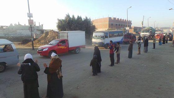 سلسلة بشرية لمعارضي الانقلاب في أبو زعبل