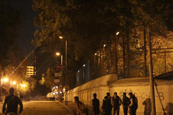 المتظاهرون يهاجمون قوات الأمن أمام “سميراميس” بالشماريخ وزجاجات المولوتوف