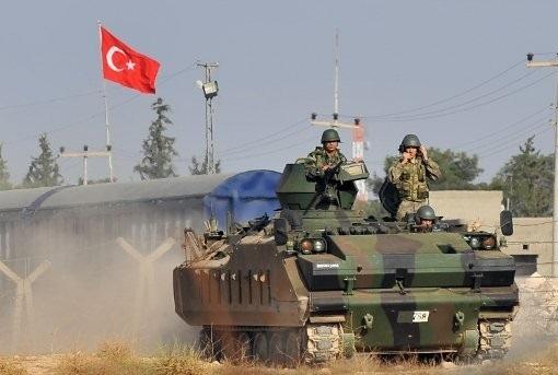 تركيا تنصب علمًا ضخمًا على حدود كوباني