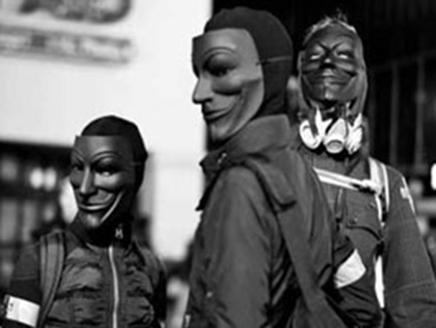 الاشتراكيون الثوريون تطالب “البلاك بلوك” بخلع أقنعتها ووقف العنف