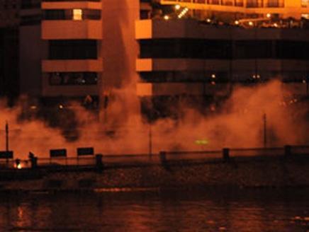 المتظاهرون يشعلون النيران بفندق سميراميس