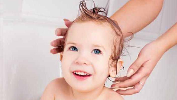 عزيزتي حواء.. تعرفي على أساسيات العناية بشعر رضيعك