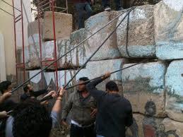 عمال بنك الزراعي يعترضوا محاولة هدم الجدار الخرسانى “بالقصر العيني”