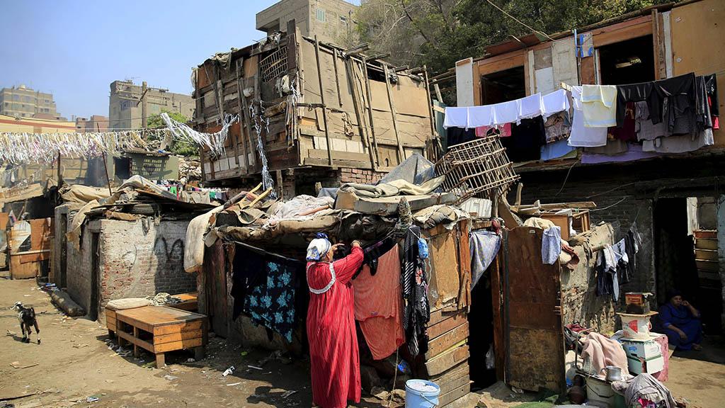 وسم”مصر_بقت_فقيرة” يتصدر تويتر.. ومغردون: “لمَّا حاميها بقى حراميها”