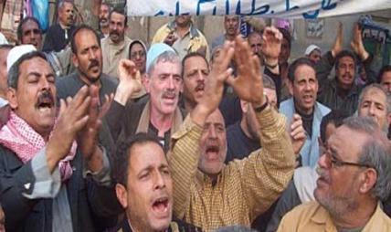 عمال “السويدي” يتظاهرون أمام “القضاء” للمطالبة بحقوقهم المالية