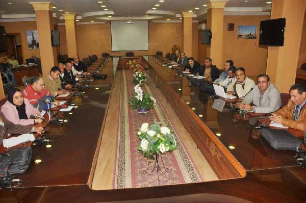 محافظ كفر الشيخ يلتقي القوى الوطنية لبحث الخروج من الأزمة الحالية