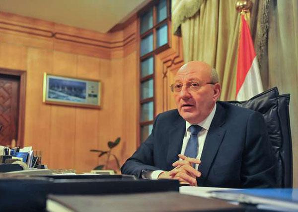 “تبرعوا ولو بـ 90 دولار شهريا”..السفير المصري يستجدي المصريين بالخارج