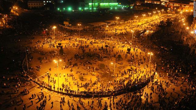 زفة بـ”التوك توك” لعروسين بميدان التحرير