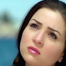 بالفيديو.. مي عز الدين: “والدتي مسيحية وكانت تضربني علشان أصلي”