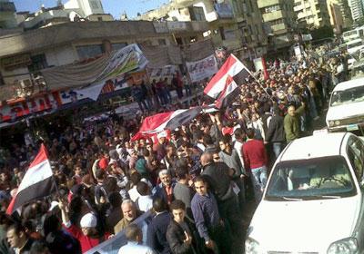 مسيرة من شبرا إلى “التحرير” ومتظاهرون يرفعون “الكارت الأحمر” للرئيس