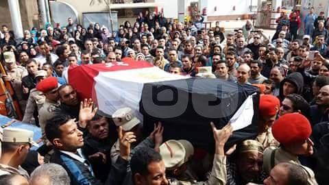 بالصور.. أهالي الإسماعيلية يشيعون قتيل انفجار لغم العريش