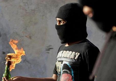 “البلاك بلوك” يشعل الحريق في بوابة القصر الرئاسي استعداداً لاقتحامه