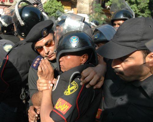 الداخلية: إصابة ضابط و4 مجندين بطلقات خرطوش في أحداث الاتحادية