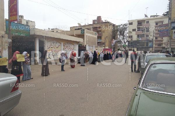 سلسلة بشرية لـ”نساء ضد الانقلاب” بالمحلة الكبرى