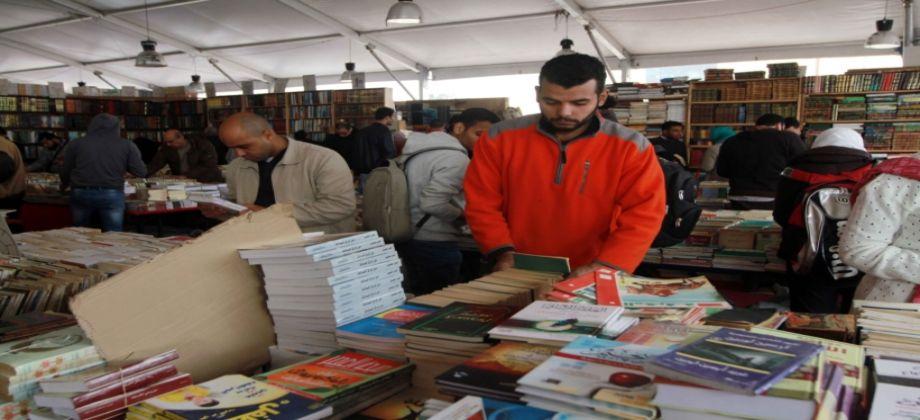 معرض الكتاب الـ 48.. كتب مبتذلة وخناقات بالـ”شوم” وأسعار خيالية