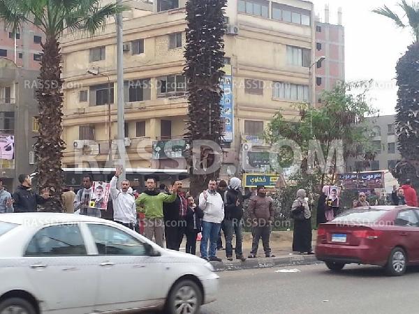 سلسلة بشرية رافضة للانقلاب العسكري بمنطقة الهرم