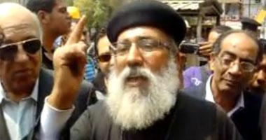 رابطة قبطية تطالب قمص مسيحي بالاعتذار بعد “تغزله” في السيسي