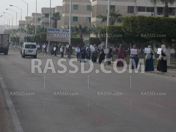 سلسلة بشرية ببرج العرب رافضة للإنقلاب العسكرى