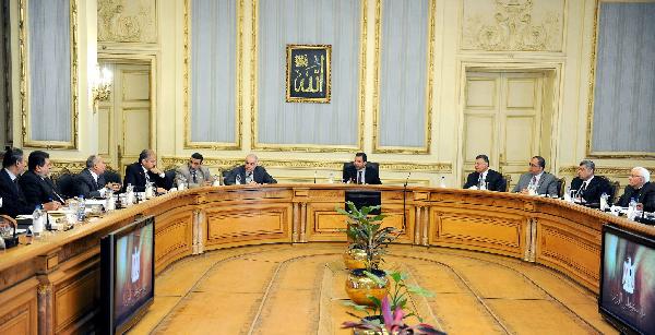 قنديل يبحث مشاركة الشركات المصرية في مشروعات البني التحتية في ليبيا