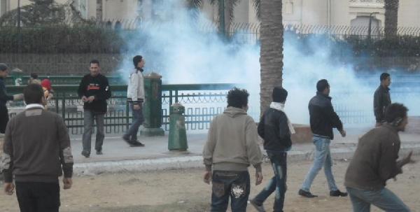 الأمن يطلق الغاز المسيل للدموع باتجاه متظاهرى الشيخ ريحان