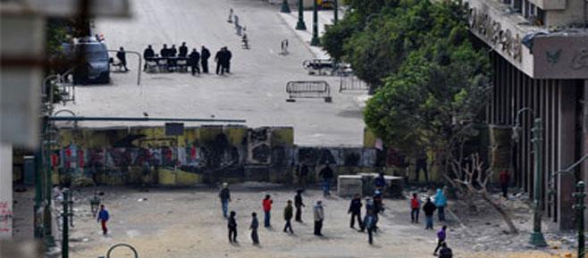 الداخلية تزيل الكتل الخراسانية بمحيط التحرير