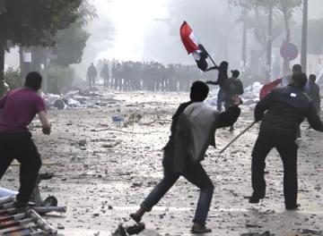 متظاهرو القصر العيني يطلقون الشماريخ باتجاه قوات الأمن