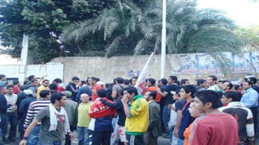 أهالي” الزنكلون” بالشرقية يقطعون الطريق بسبب تغيب طالبتين