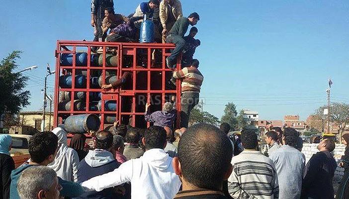 شجار بمستودعات “دكرنس”.. والشرطة تكتفي بتحميل الأنابيب بسيارتها