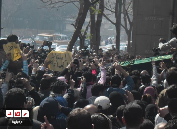 بالصور.. جنازة شعبية لـ ” الجندى وسعد ” وسط هتافات معادية للرئيس