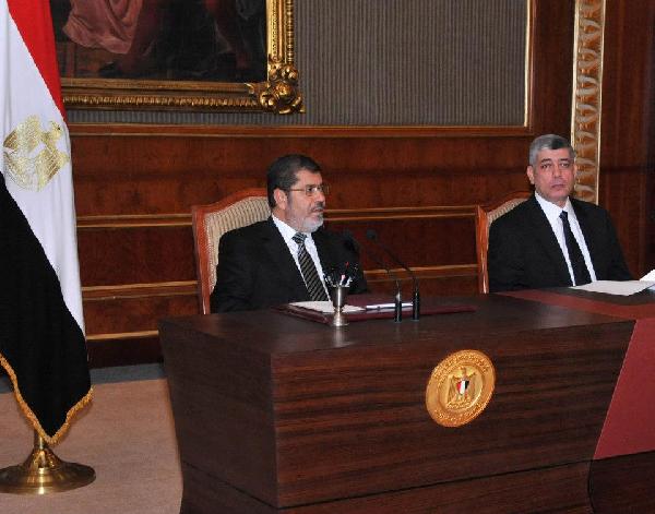 مرسي يؤكد علي ضرورة تعامل الشرطة مع المتظاهرين “وفقا للقانون”