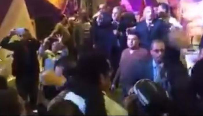 بالفيديو.. اعتداء أنصار “القذافي” على وزير خارجية ليبيا بمعرض الكتاب