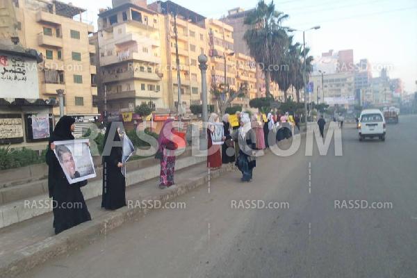 سلسلة بشرية رفضا للانقلاب العسكري بالمحلة الكبرى