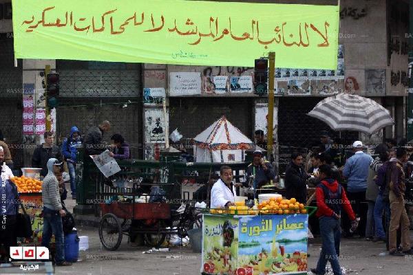 معتصمو” التحرير” ينقلون الباعة الجائلين إلى “قصر العيني”