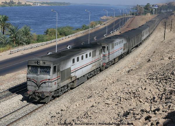 عودة حركة القطارات بين أسوان والأقصر بعد وعد عمال البولكات بحل مشاكلهم