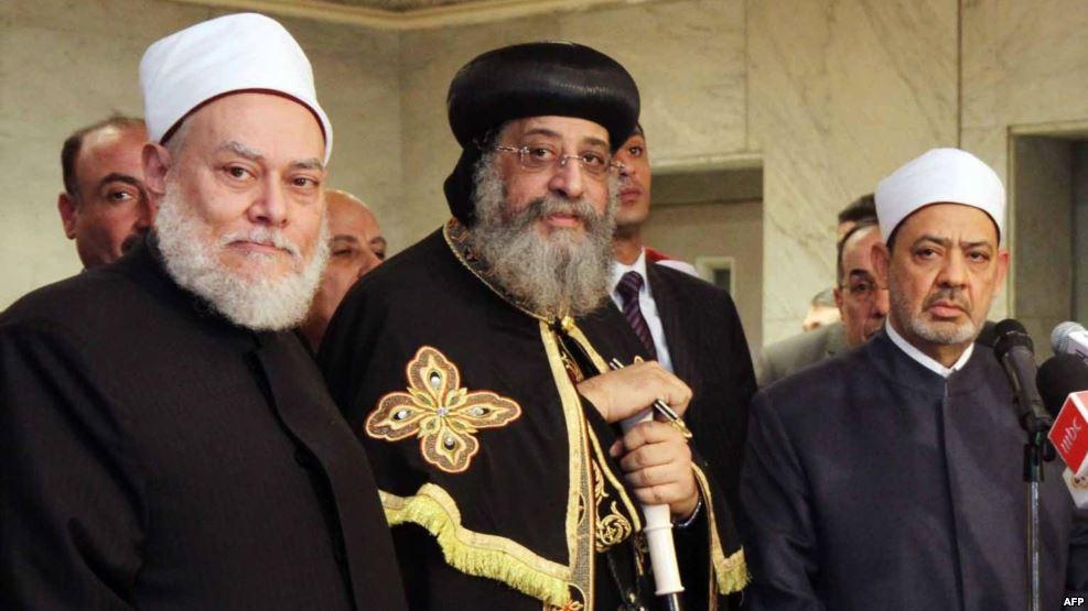 بينهم “القمّص العاشق”.. هكذا تحوّل رجال الدين إلى “كهنة المعبد”