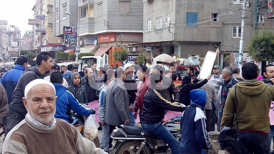 بالصور.. وقفة لأهالي صيادي عزبة البرج المفقودين