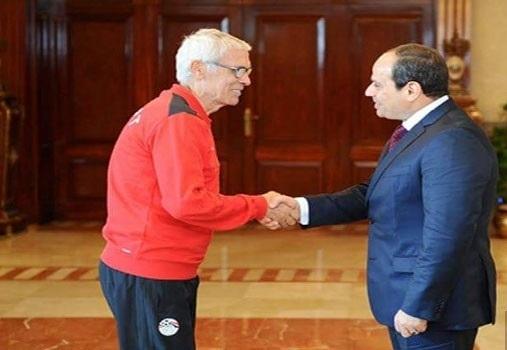 إنه “المهيطل”.. هكذا سخر المغردون من السيسي بعد استقباله بعثة المنتخب