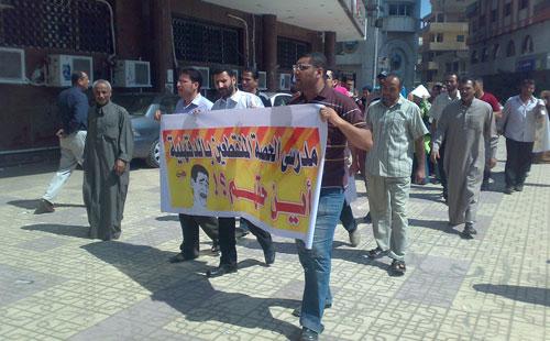 وقفة لمعلمي الحصة بالدقهلية أمام مقر الحرية والعدالة احتجاجا على عدم تثبيتهم