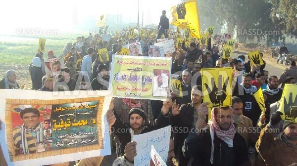 سلسلة بشرية تتحول لمسيرة في فاقوس ضد الانقلاب العسكري