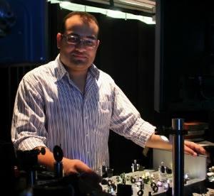 مصري يقدم بحثًا حول نبضات الليزر يسهم في زيادة سرعة الحواسب الآلية